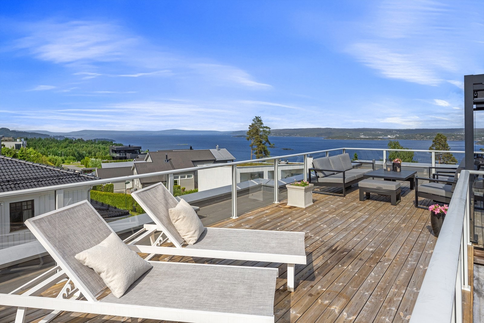 Takterrassen er av god størrelse og har god plass til møblering i flere soner. Galleribilde