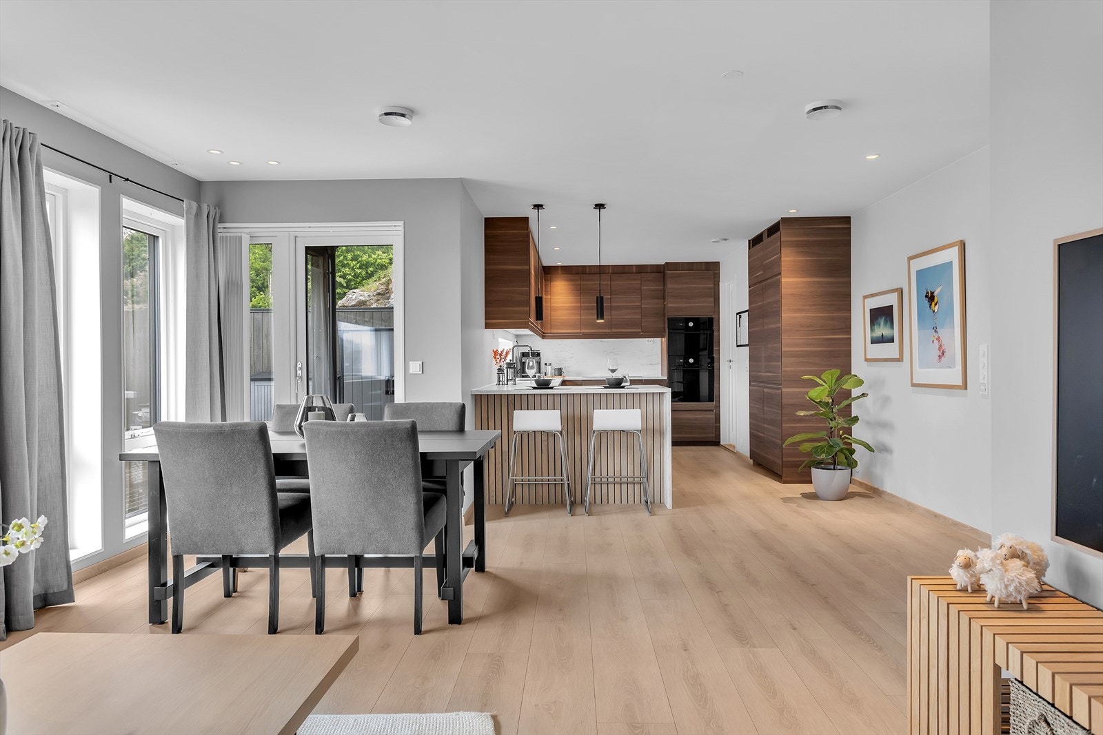 Stuen har åpen og luftig løsning mot kjøkkenet, pent adskilt med en moderne og funksjonell halvøy. Galleribilde