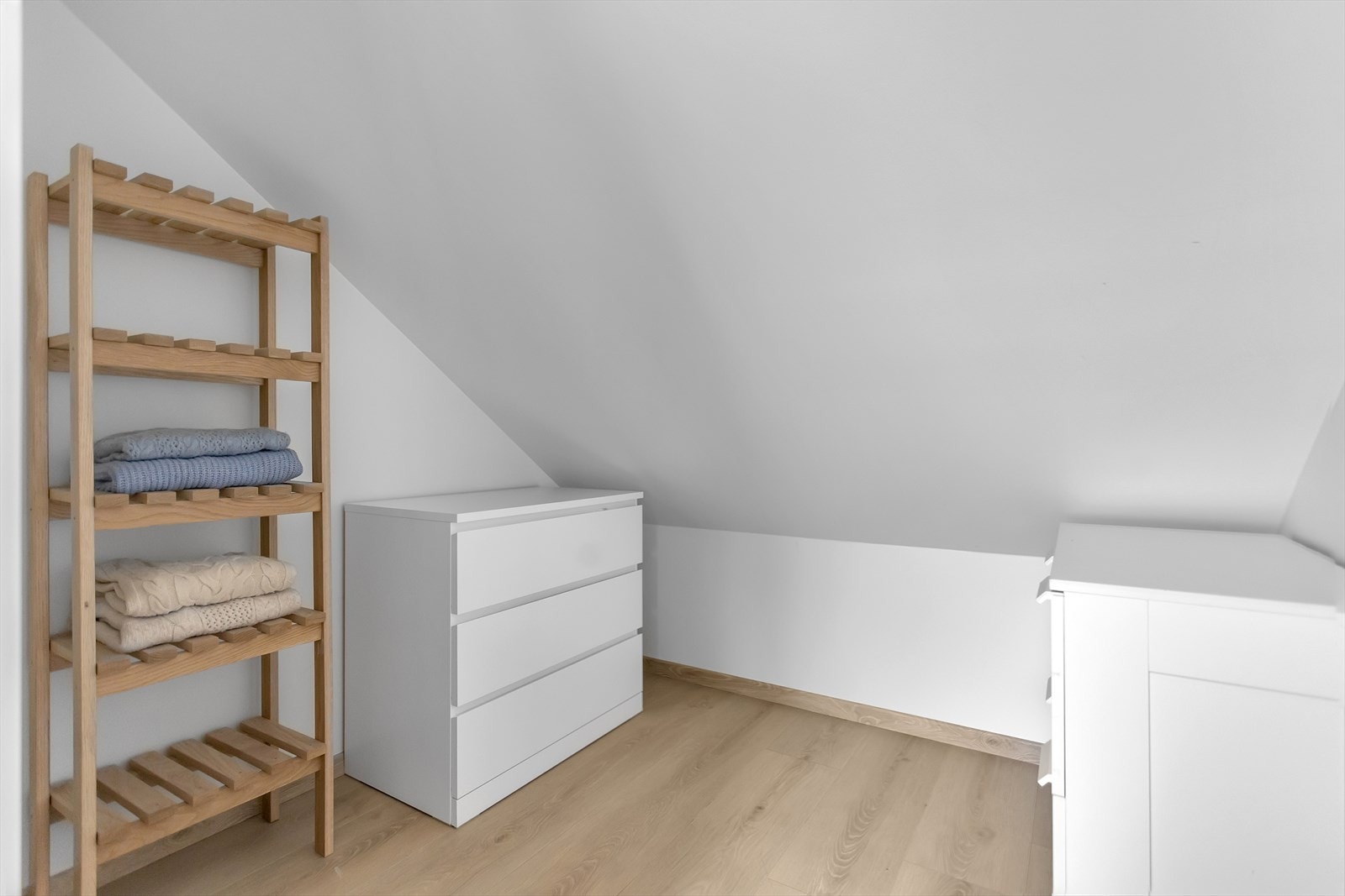 En innvendig bod brukt som garderobe. Galleribilde
