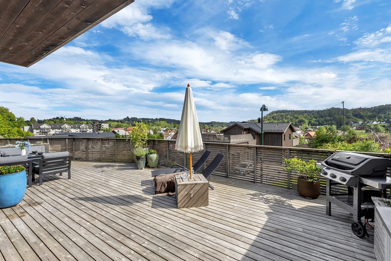 Finn roen i solveggen på en fantastisk terrasse på hele 55 m² - et naturlig samlingspunkt på varme sommerdager. Galleribilde
