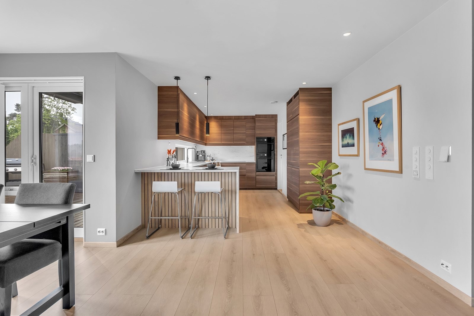 Stilrent og moderne kjøkken med innredning fra Ikea, som både er funksjonelt og estetisk tiltalende. Galleribilde