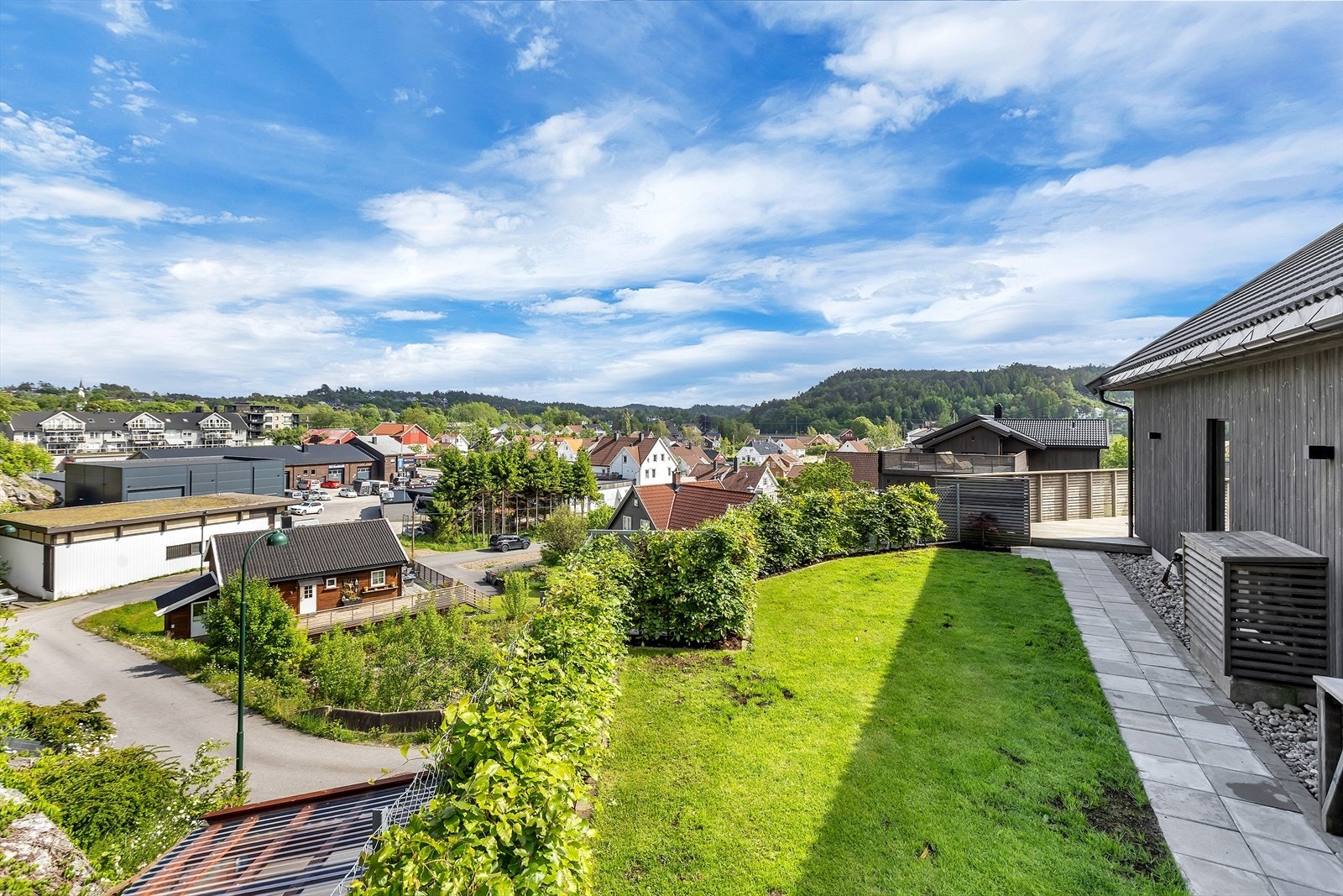 Videre tilgang til en lettstelt plen som innbyr til lek og moro for både store og små. Hagen er pent omkranset av gjerde og hekk, som gir et skjermet og trivelig uteområde. Galleribilde