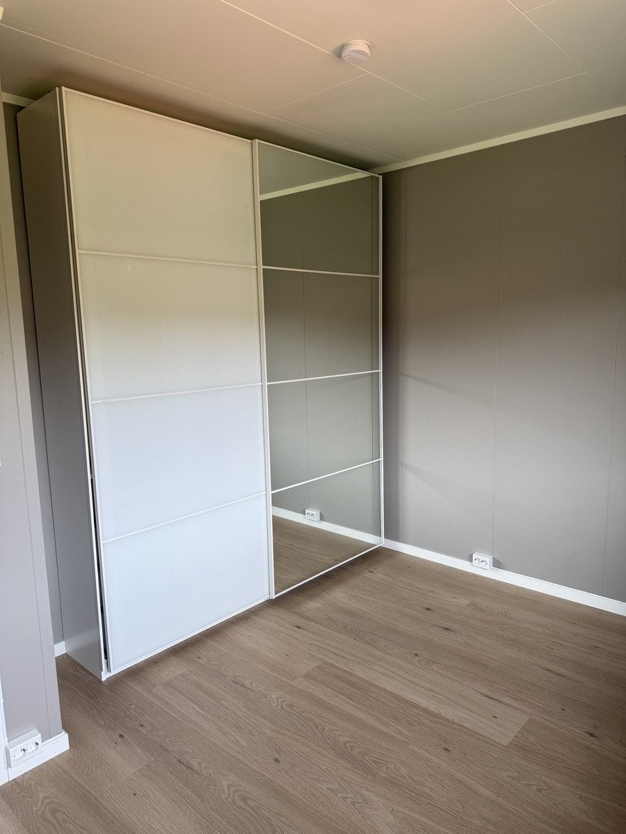 Skyvedørsgarderobe på soverom Galleribilde