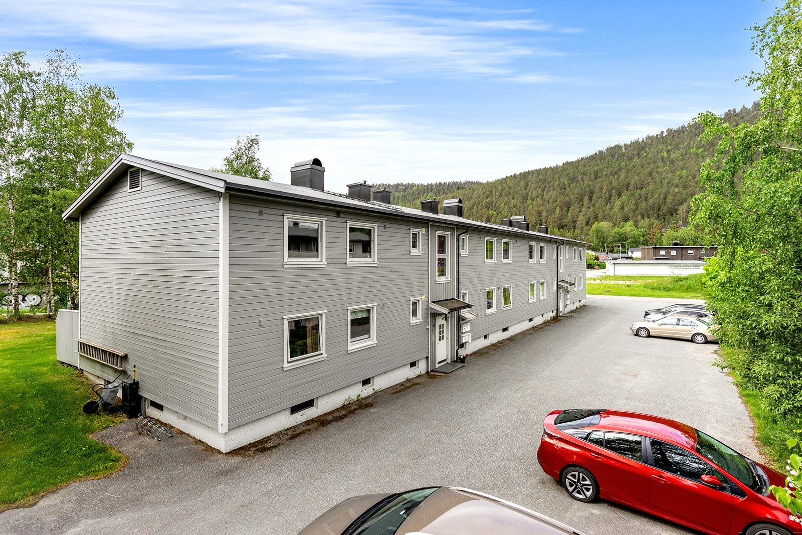 Parkering på felles gårdsplass gir enkel adkomst til boligen. Galleribilde