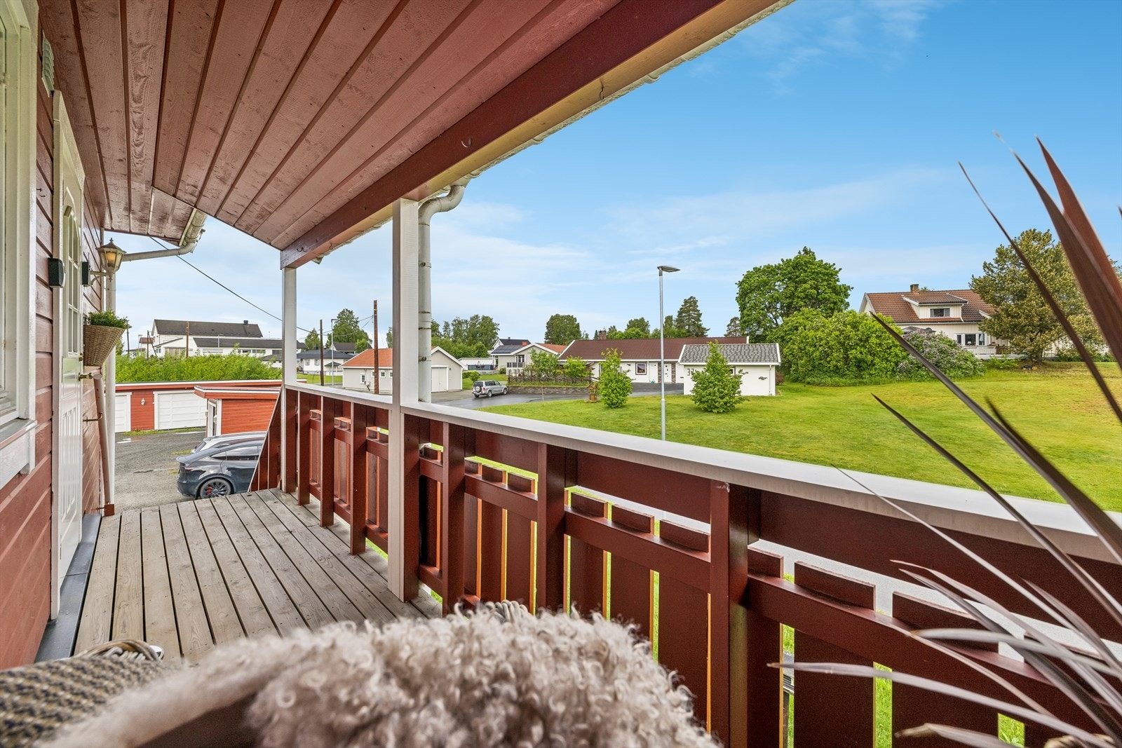 Overbygget inngangsparti med utvendig trapp opp til leiligheten. Her ønskes du velkommen til en lettstelt bolig med alt samlet på ett plan. Galleribilde