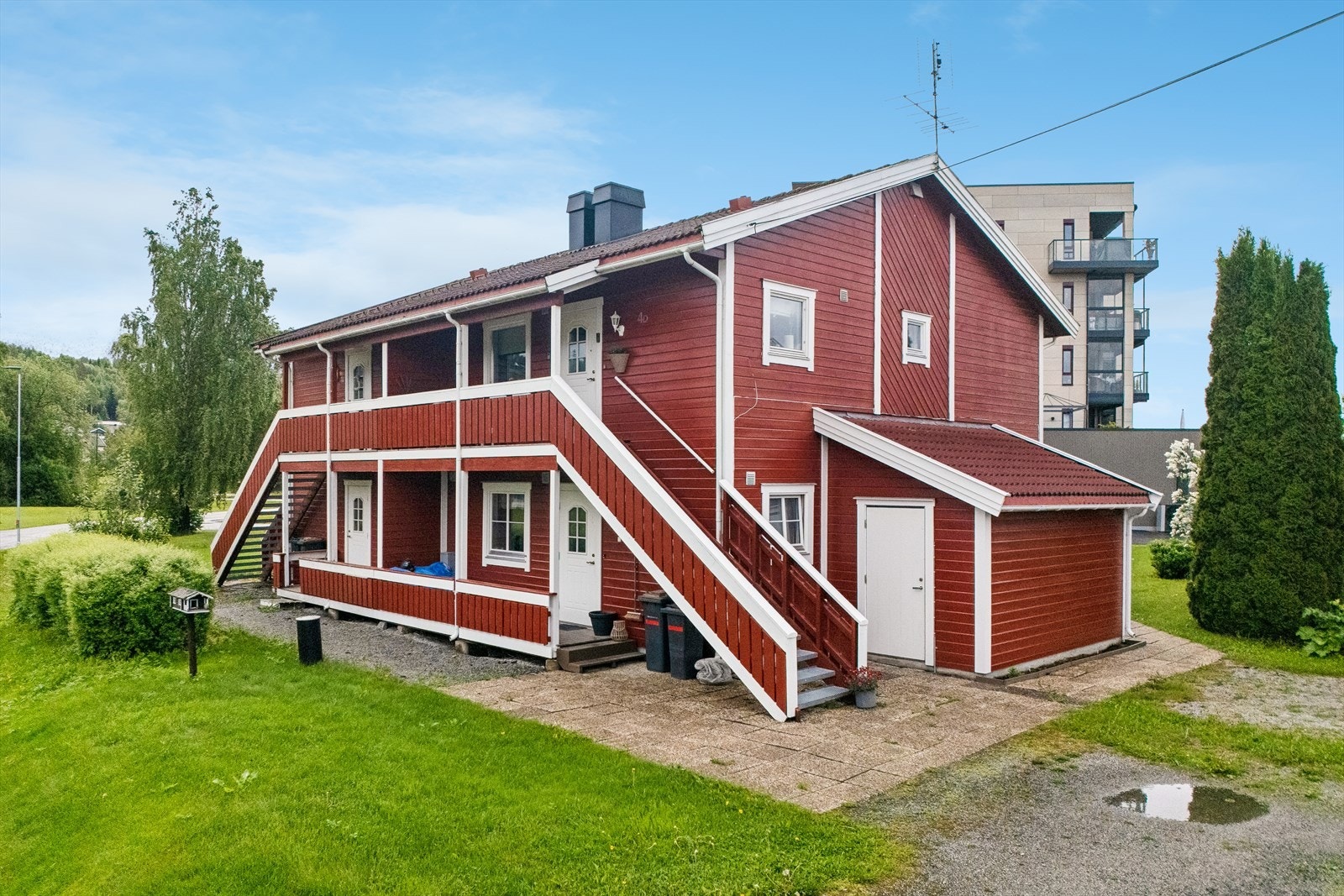 Leiligheten ligger i byggets 2. etasje med egen inngang og hyggelige uteområder rundt boligen. Galleribilde