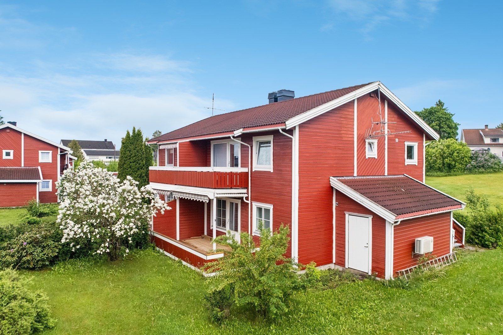 Boligen ligger i et veletablert og rolig boligområde med kort vei til dagligvarebutikk, skole, barnehage og offentlig kommunikasjon. Galleribilde