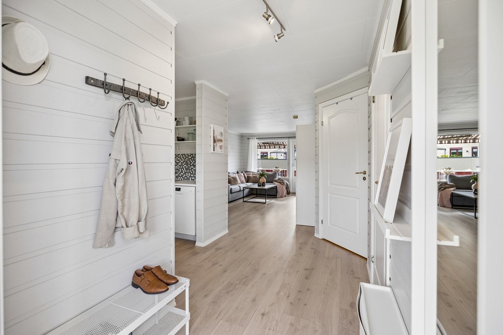 Velkommen inn. Lys entré med plass til oppbevaring av yttertøy og sko. Galleribilde
