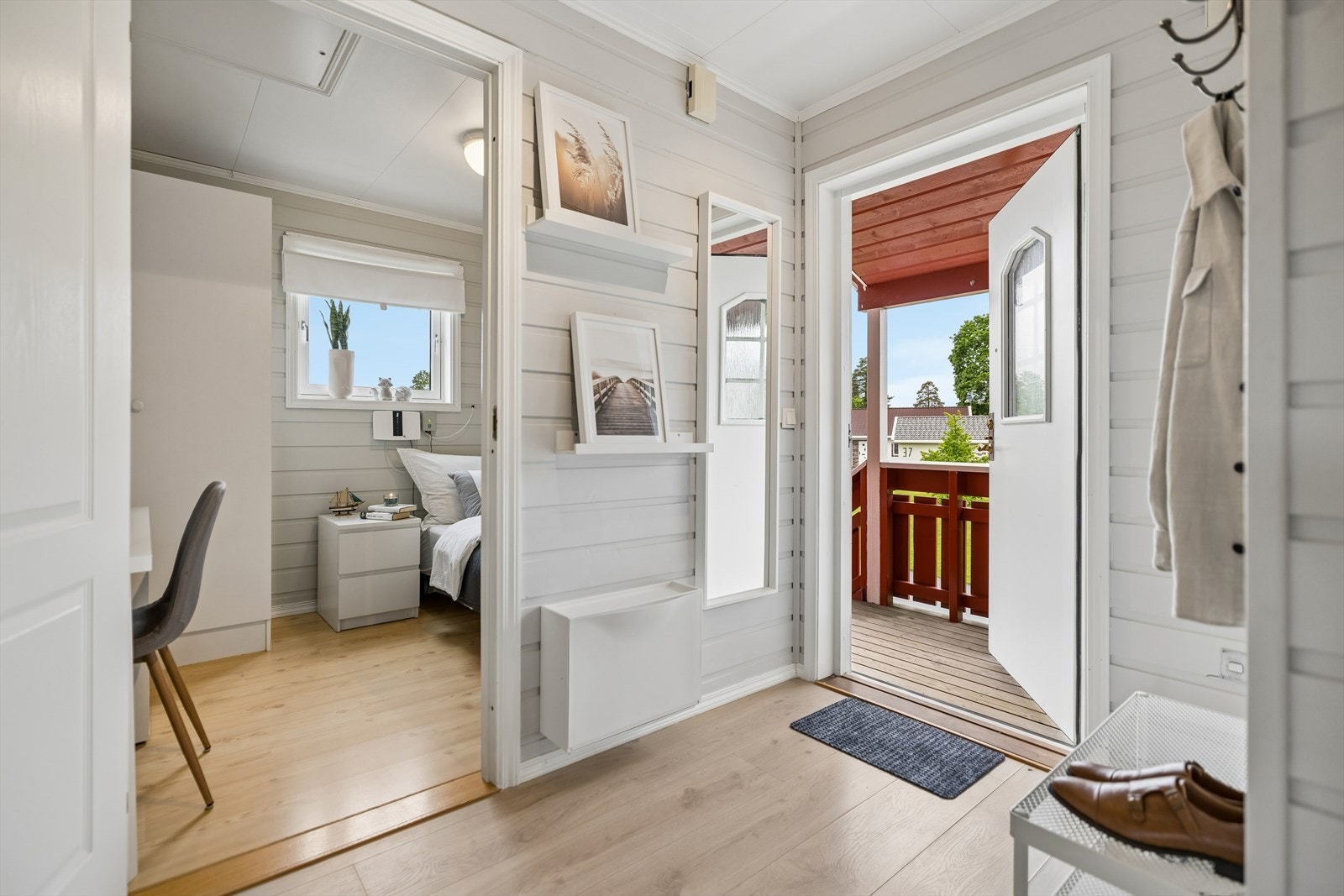 Fra entréen er det adkomst til boligens rom på en praktisk og oversiktlig måte. Galleribilde