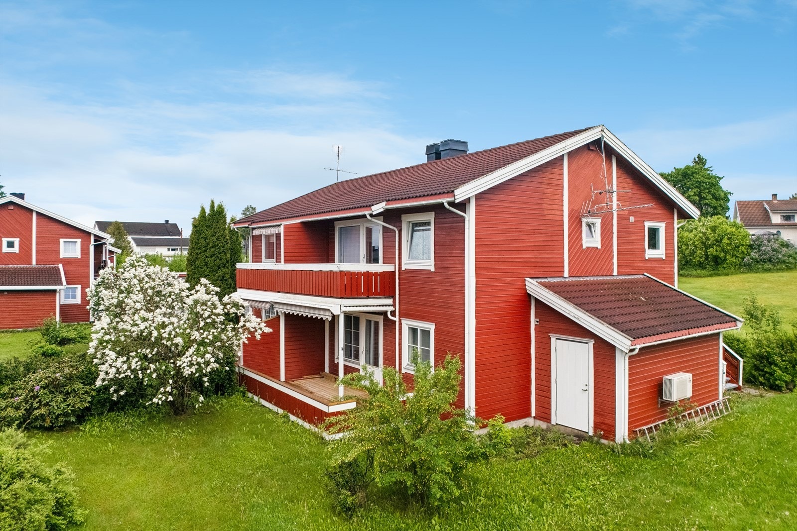 Rød trekledning, eiet tomt og et oversiktlig sameie med kun åtte seksjoner fordelt på to firemannsboliger. Galleribilde
