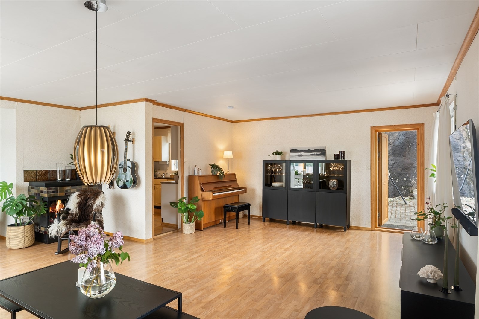 Stuen er romslig og har utgang til terrassen. Galleribilde