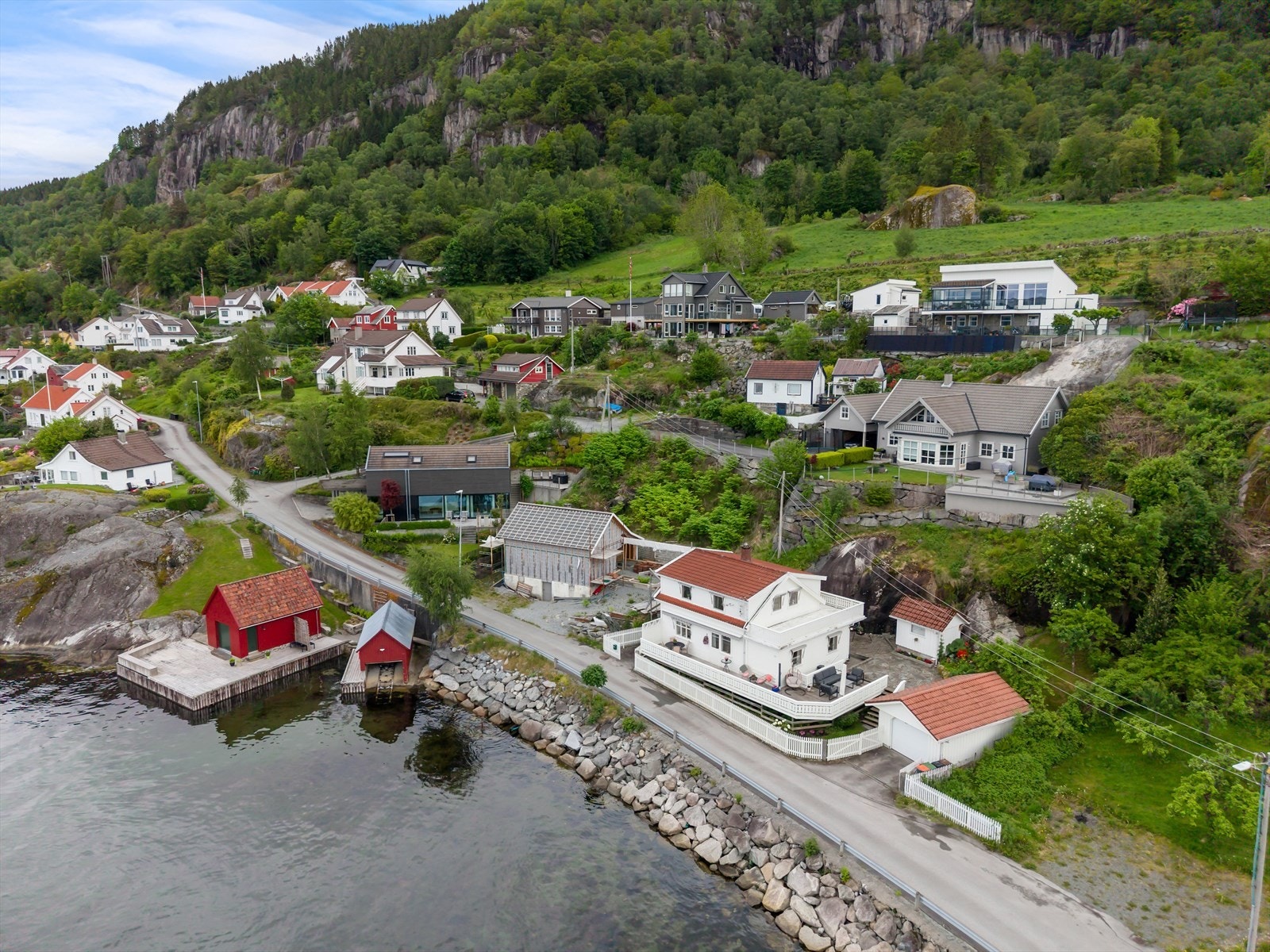 Boligen har en unik plassering helt ved sjøkanten. Galleribilde