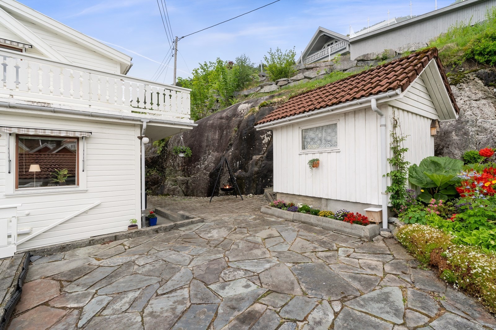Uteområdet er en kombinasjon av hage og steinbelagte flater. Galleribilde