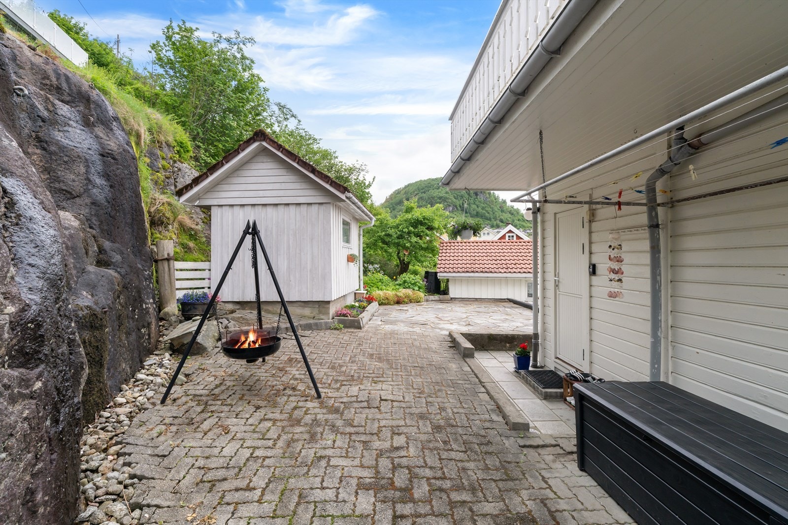 På tomten står en frittstående bod som gir ekstra lagringsplass. Galleribilde