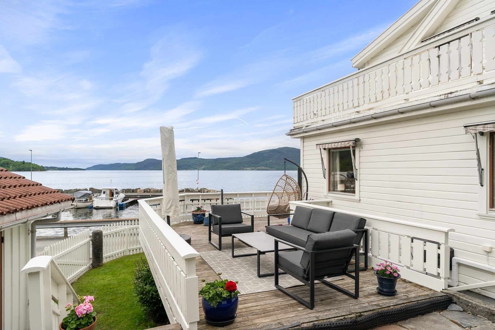 Fra stuen er det utgang til en stor terrasse hvor nærheten til sjøen kan nytes. Eiendommen har flere uteplasser og egen garasje. Galleribilde