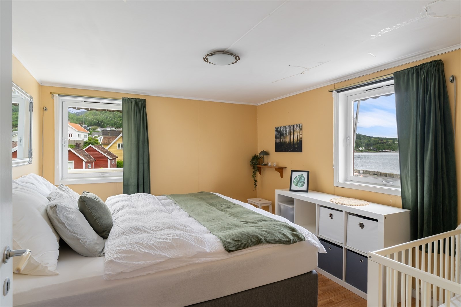 Fra hovedsoverommet er det utsikt mot sjøen og nærområdet. Galleribilde