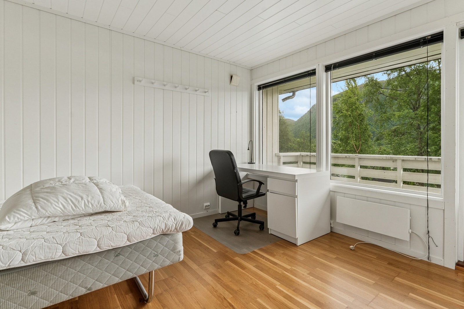 - Rommet er av god størrelse og har plass til seng, nattbord, garderobe og pult - Galleribilde
