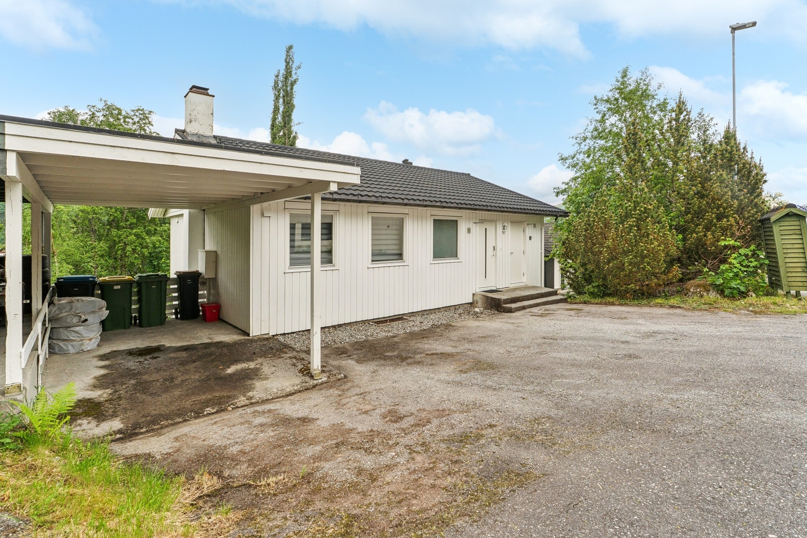 - Flere gode biloppstillingsplasser og carport - Galleribilde