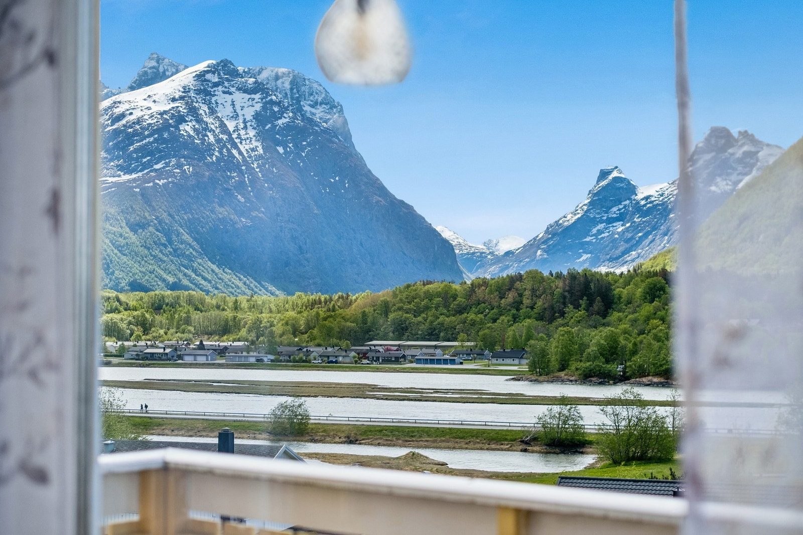 Eiendommen har flott utsikt mot omkringliggende fjell. Galleribilde