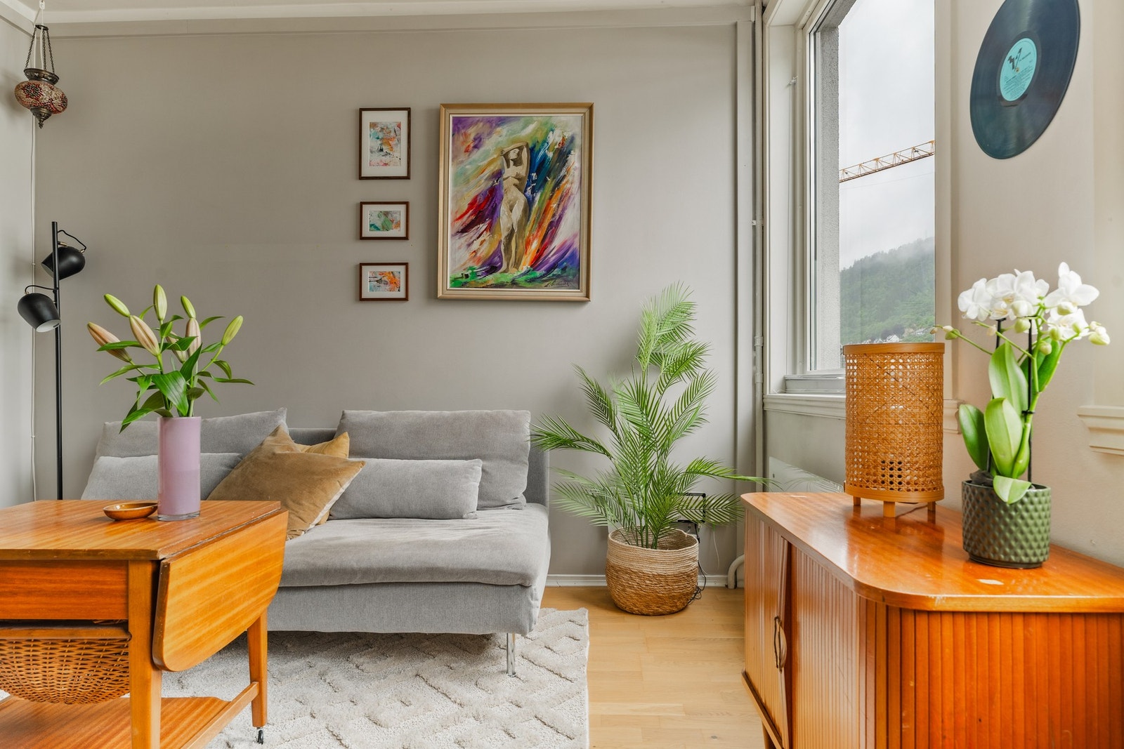 Det er parkett på gulv som er gjennomgående for hele leiligheten, med unntak av bad. Galleribilde