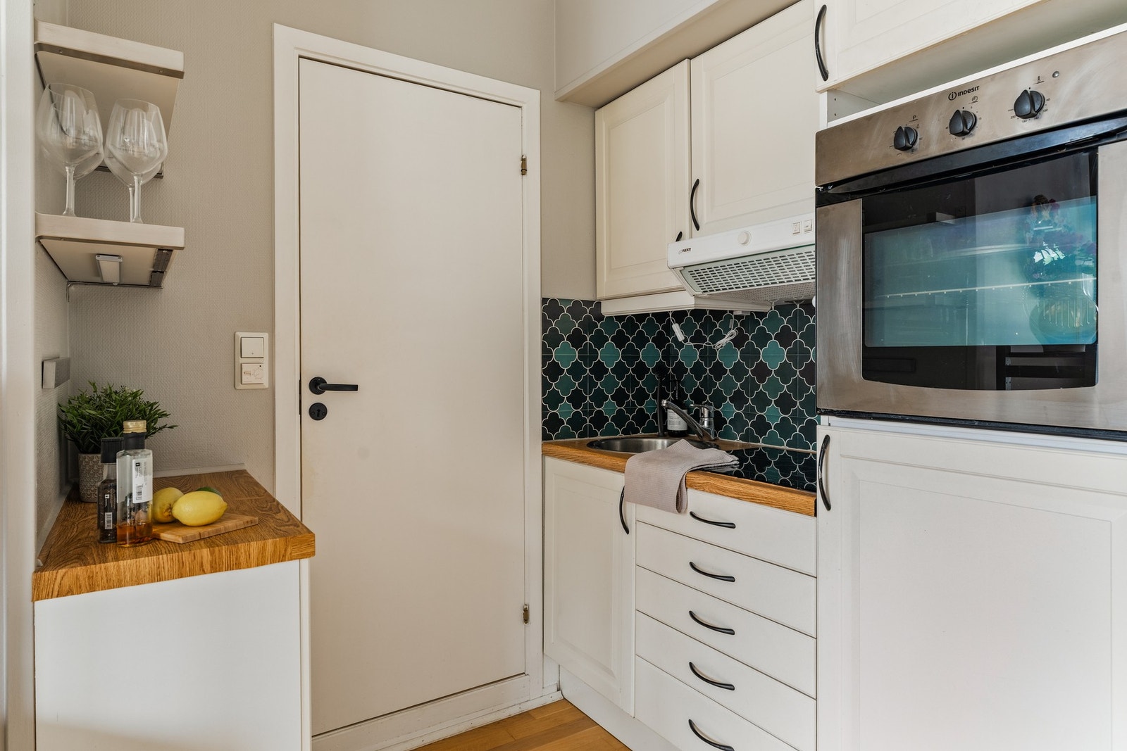 Det er godt med benkeplass, og flisene over benkeplaten gjør at det er lett å holde kjøkkenet rent til enhver tid. Galleribilde