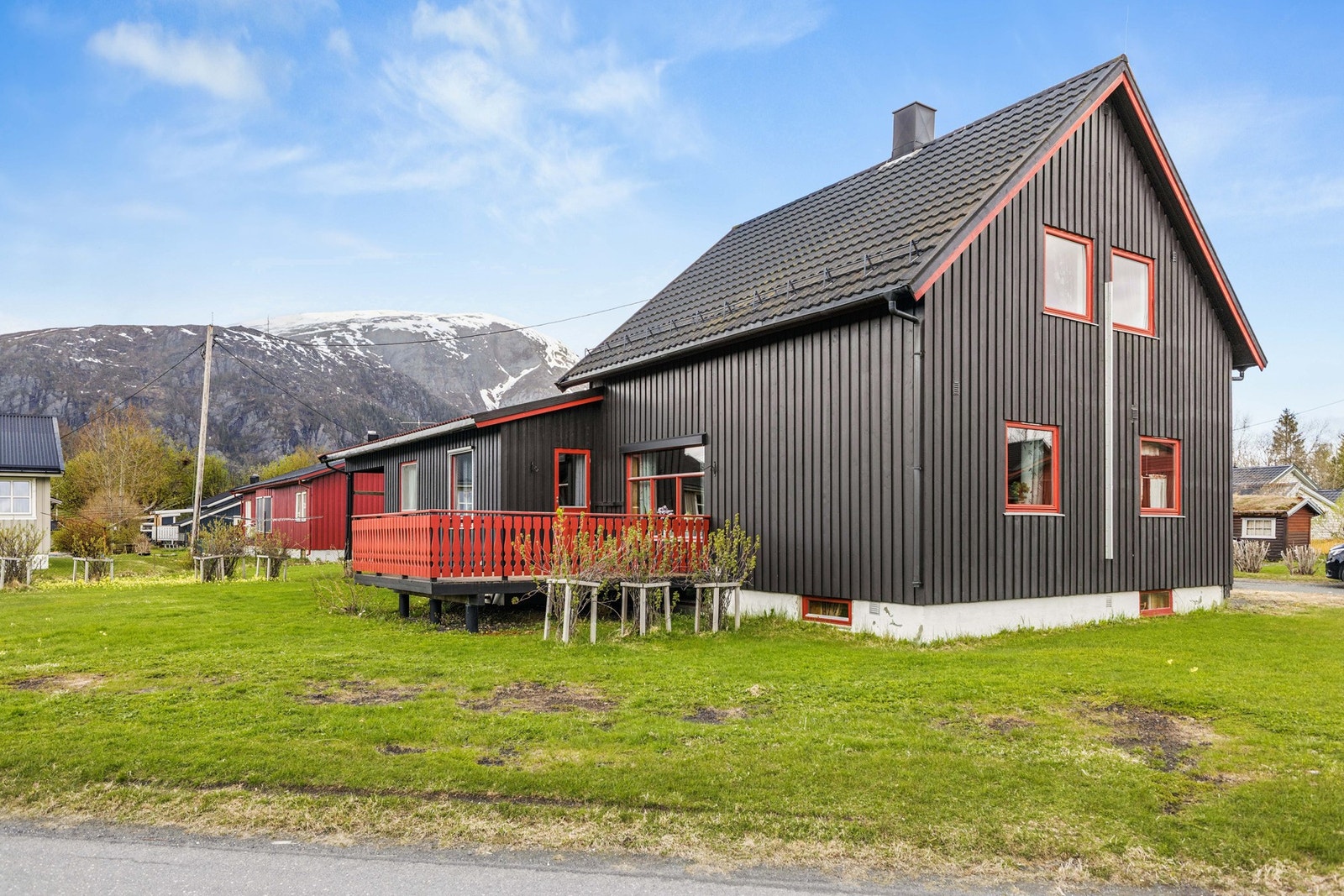Stor og flott familiebolig med en romslig tomt på over 1,3 mål Galleribilde