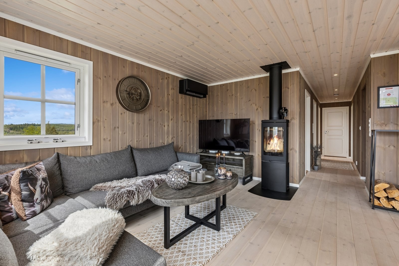 Peisovnen i stuen gir en lun atmosfære og er en effektiv varmekilde på kalde dager. Galleribilde
