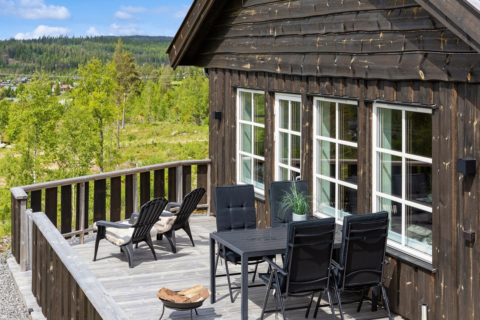 Hytta ligger på en tomt med gode solforhold, og er plassert i enden av en stille blindvei. Galleribilde