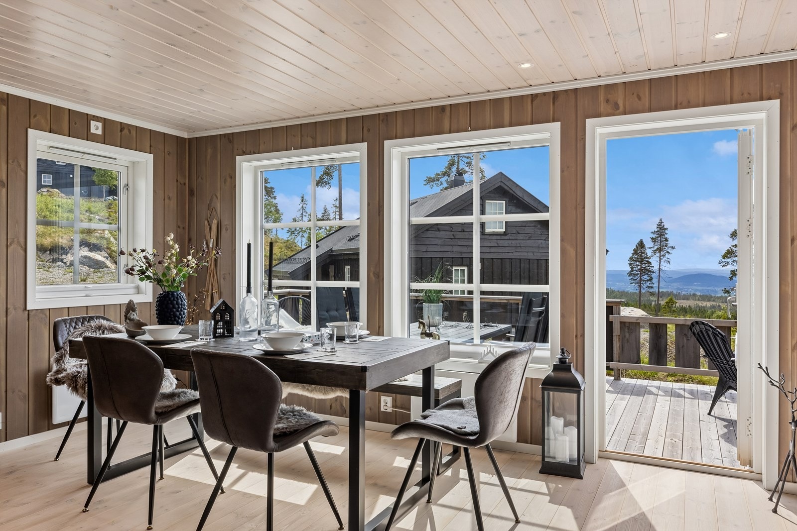 Spisestuen er et naturlig samlingspunkt, plassert med direkte utgang til den store terrassen. Legg merke til den flotte utsikten man har. Galleribilde