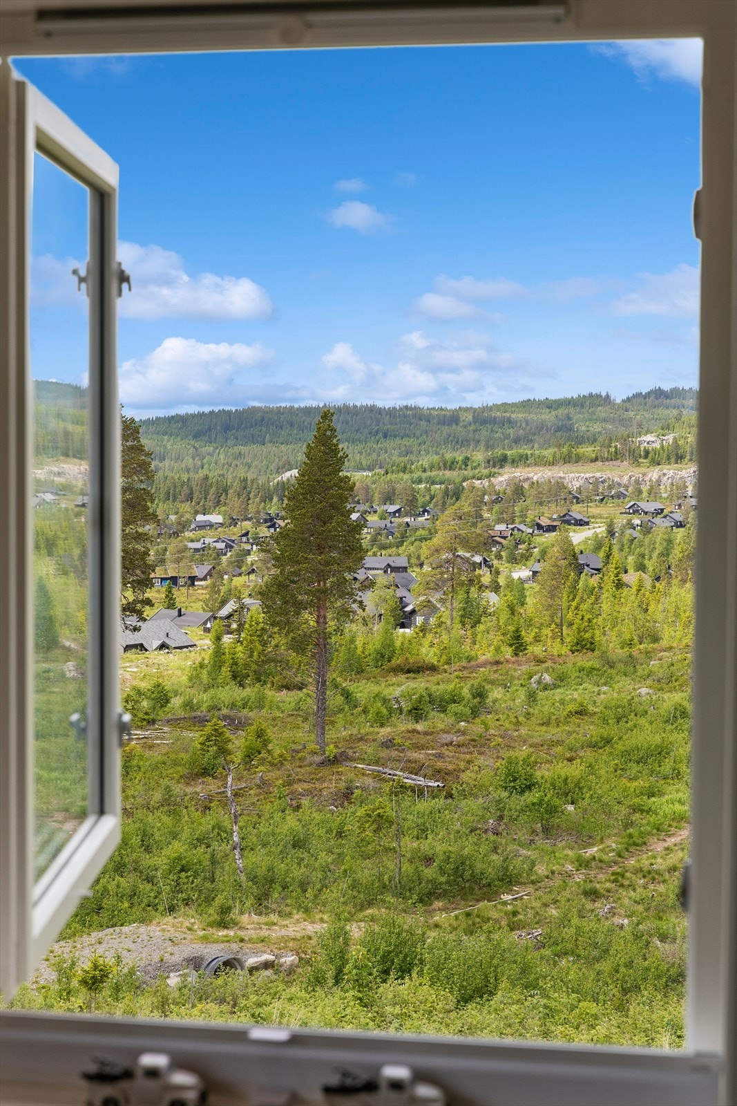 Utsikten kan nytes fra flere av rommene i hytta. Galleribilde
