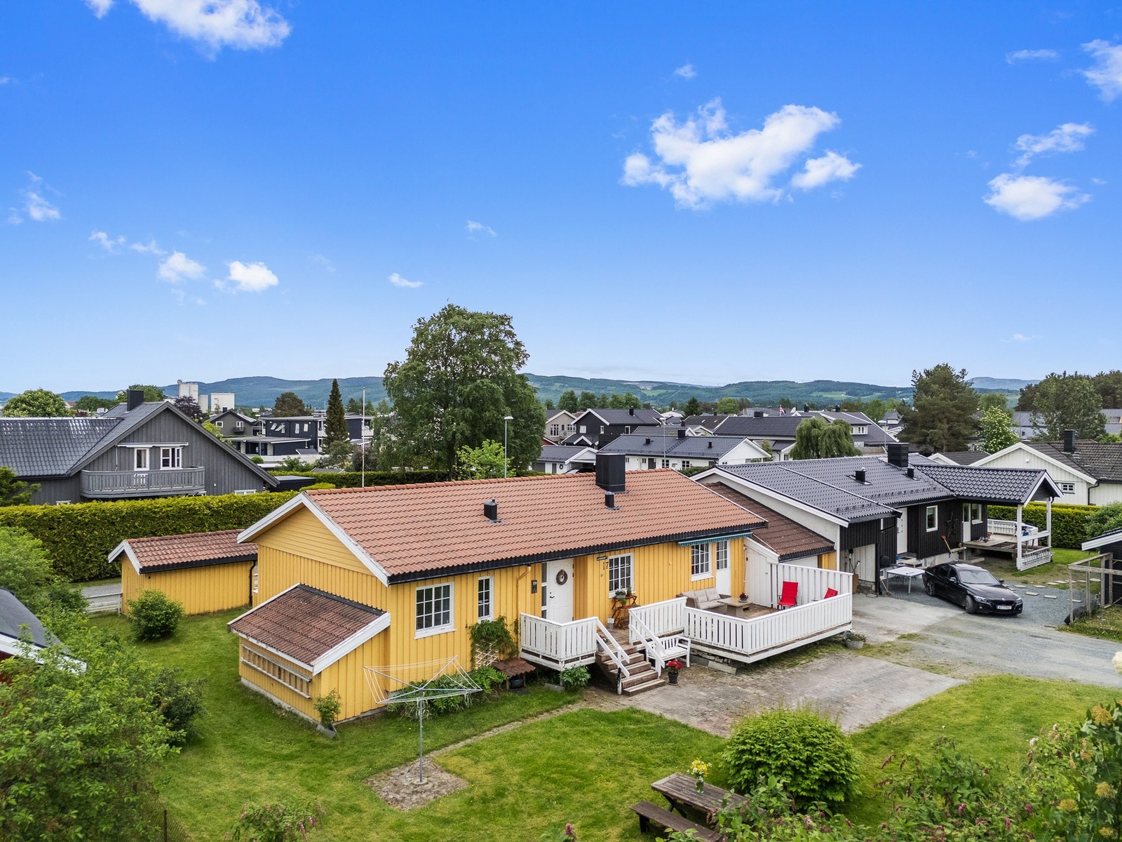 Stor tomt meg romslig hage på begge sidene av huset. Galleribilde