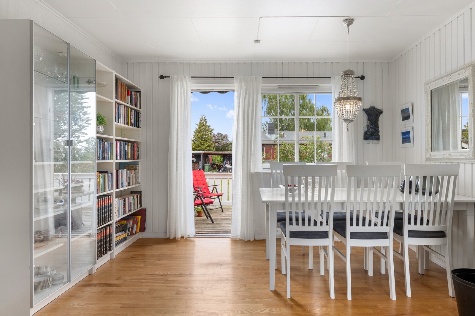 Spisestue med utgang til veranda. Galleribilde