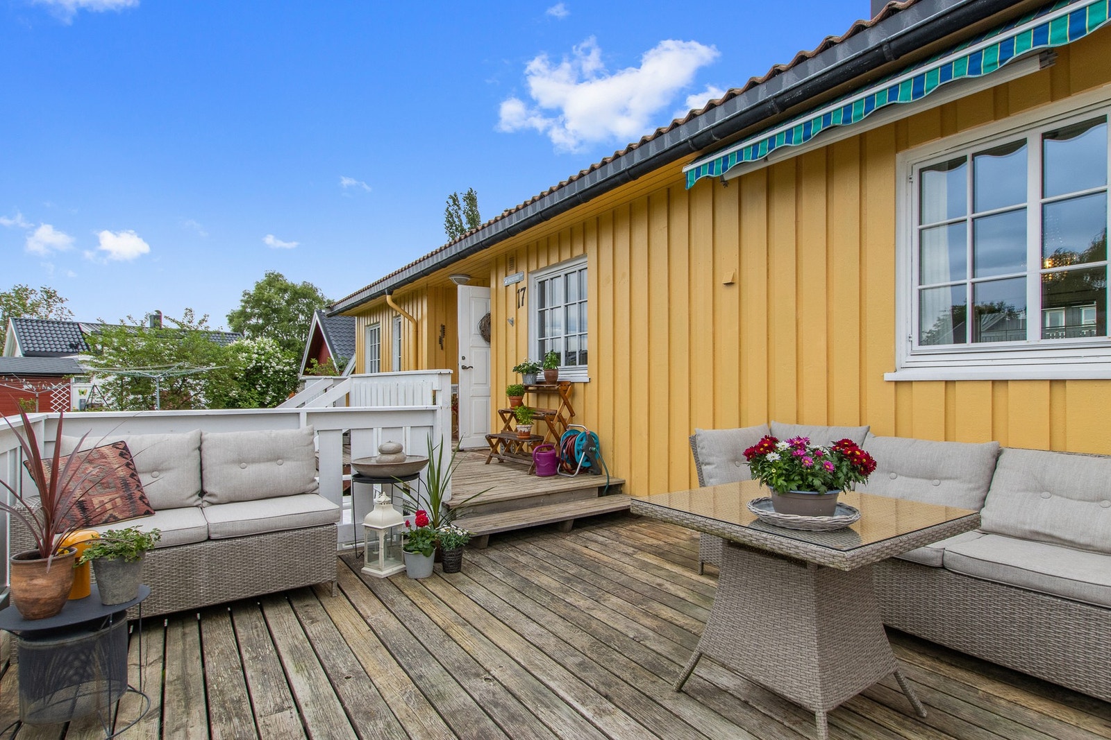Romslig veranda med markise. Galleribilde