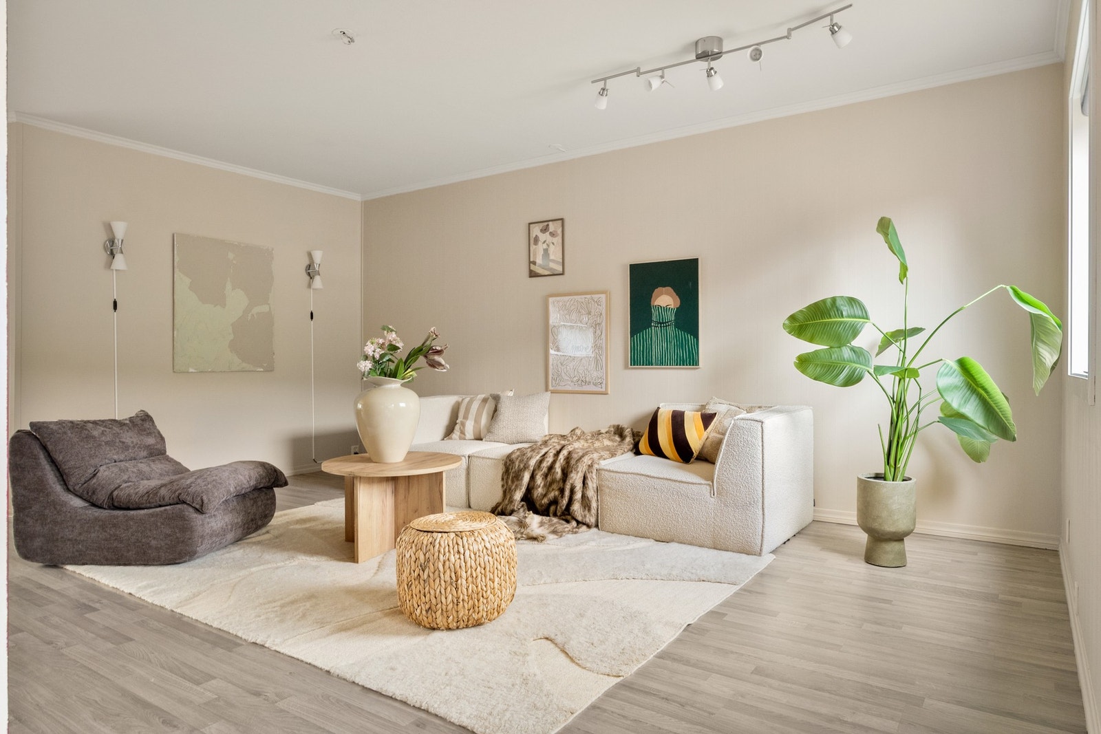 Fra stuen er det direkte utgang til en romslig terrasse på hele 17,5 m². Galleribilde