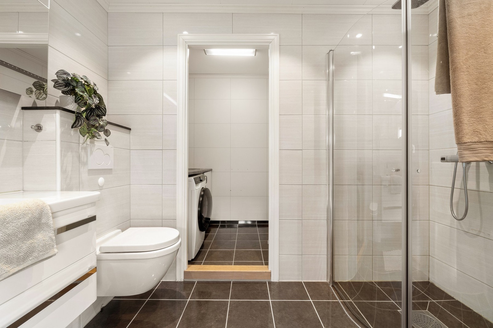 Fra badet er det direkte adkomst til et eget vaskerom med opplegg for vaskemaskin. Galleribilde