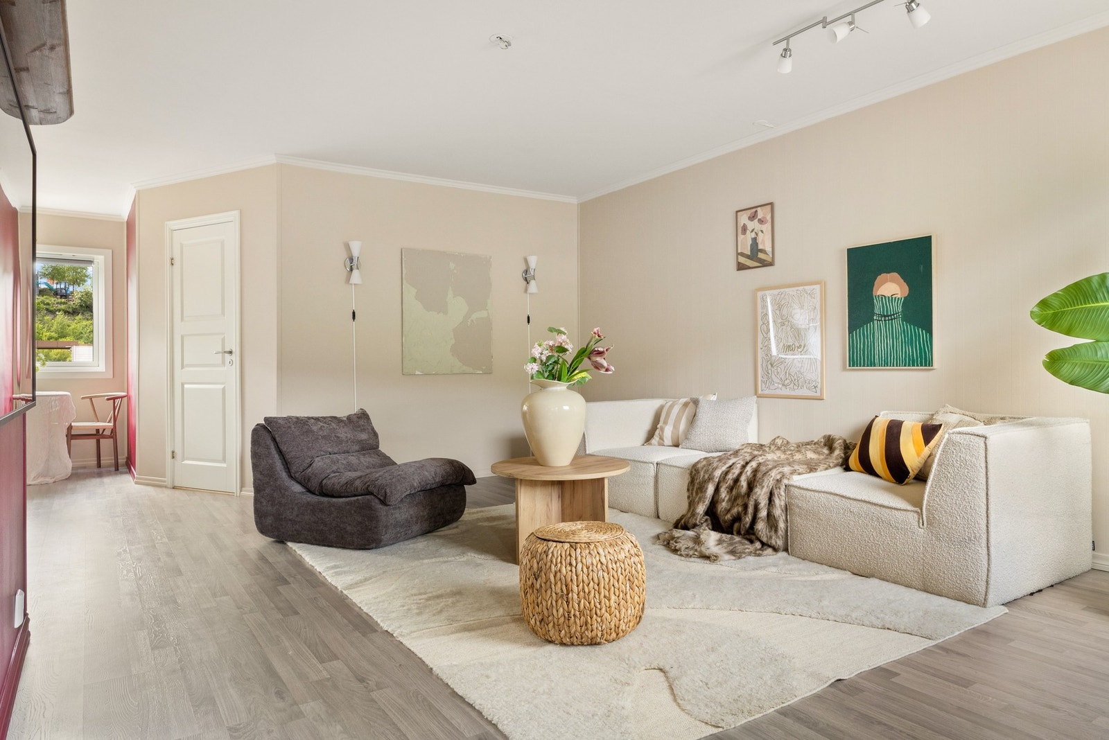 Stuen byr på en god og sosial planløsning, med plass til både sofagruppe, mediemøblement og en hyggelig spiseplass. Galleribilde