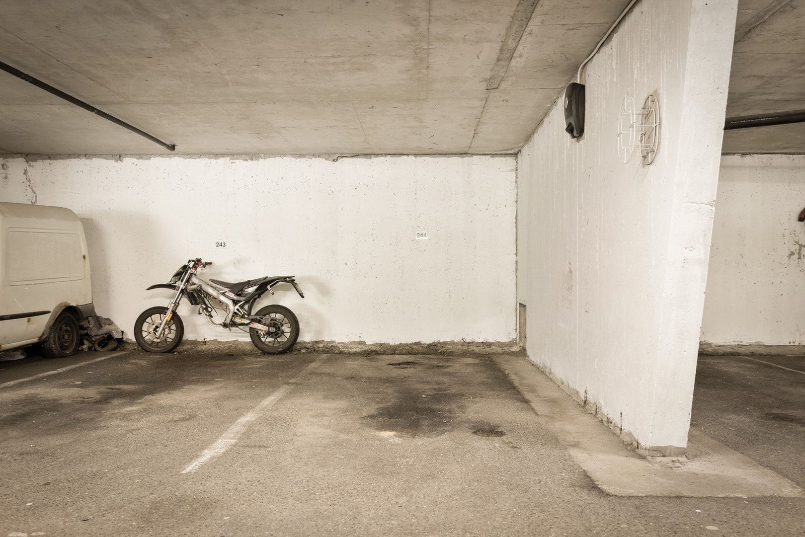 Leiligheten har fast parkeringsplass i garasje. Plassen disponerer Aneo-ladeboks, hvor abonnement tegnes av bruker. Galleribilde