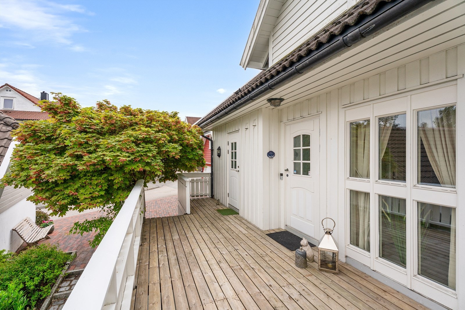 Hovedinngang med romslig terrasse og skjermet adkomst Galleribilde