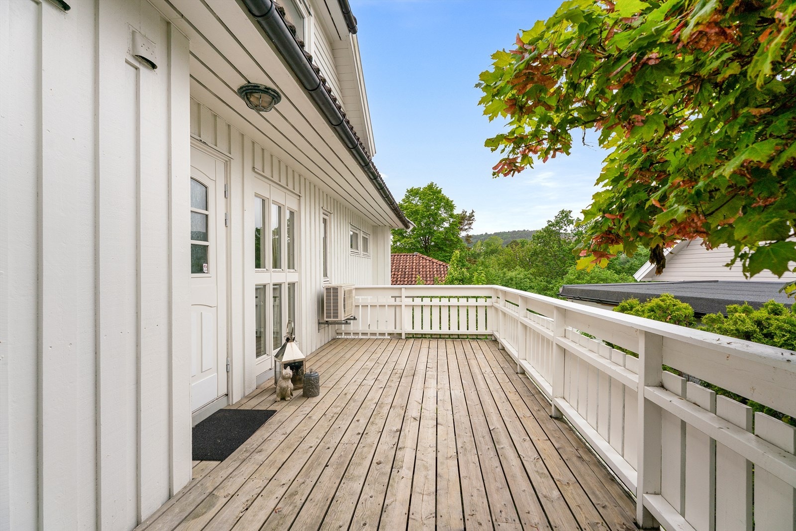 Pent inngangsparti med romslig terrasse og god adkomst til boligen Galleribilde