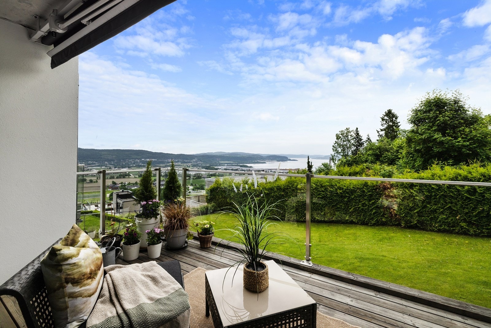 Proaktiv v/Fredrik Engebråten presenterer en innbydende 3-roms selveier endeleilighet på Stoppenkollen i Sameiet Nøste Panorama. Galleribilde