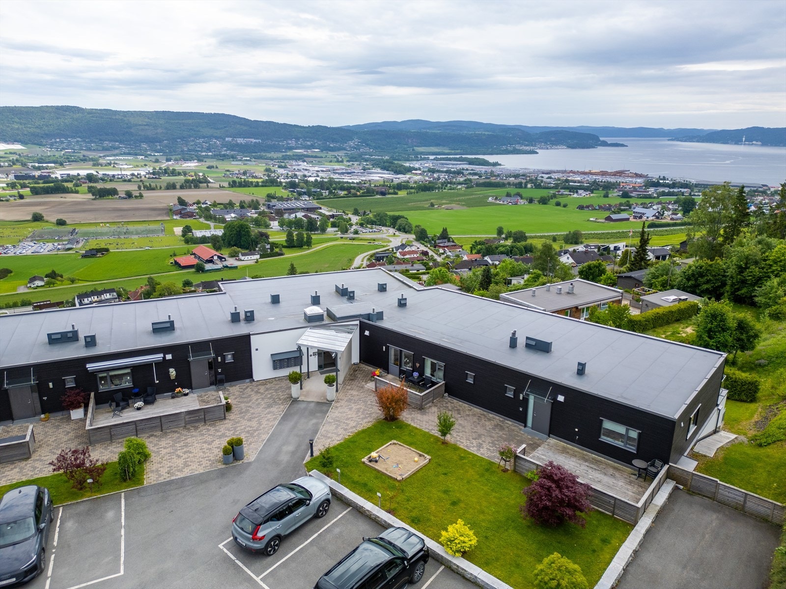 Et flott sted å bosette seg for de som ønsker rolige omgivelser med kort vei til skog og mark. Galleribilde