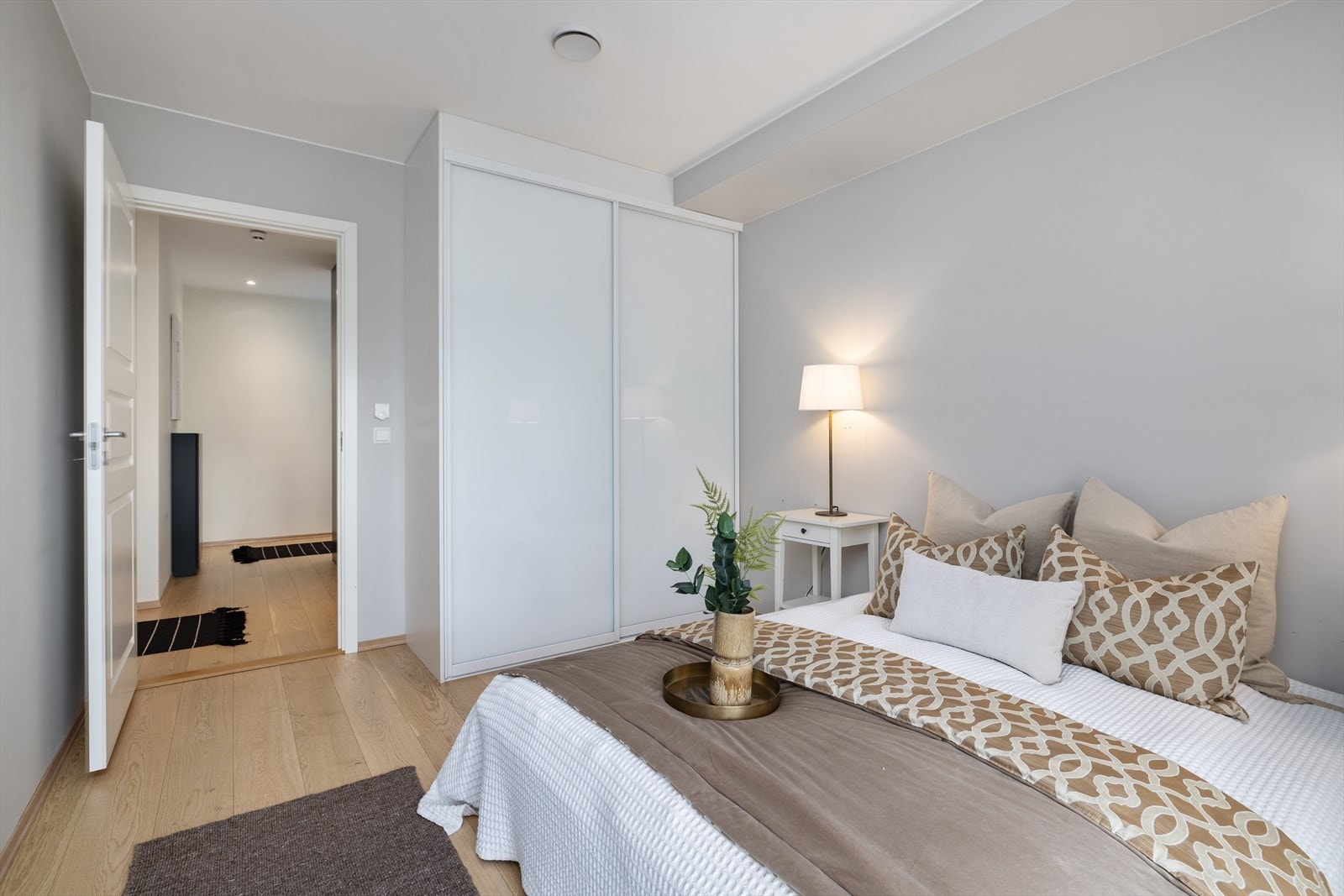 Integrert skyvedørsgarderobe på dette soverommet. Galleribilde