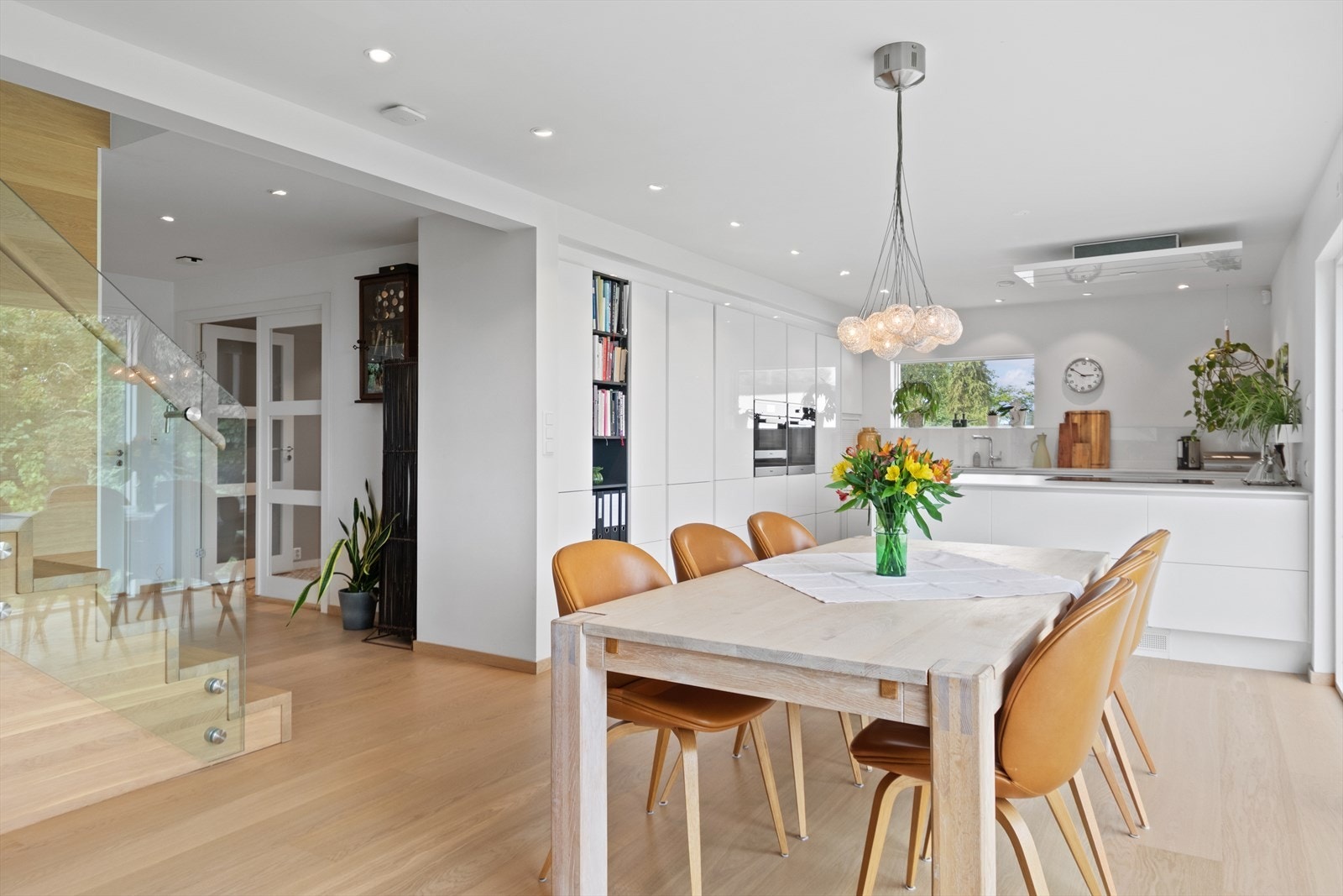 Her er det plass til et stort spisebord med sitteplasser til hele familien. Galleribilde