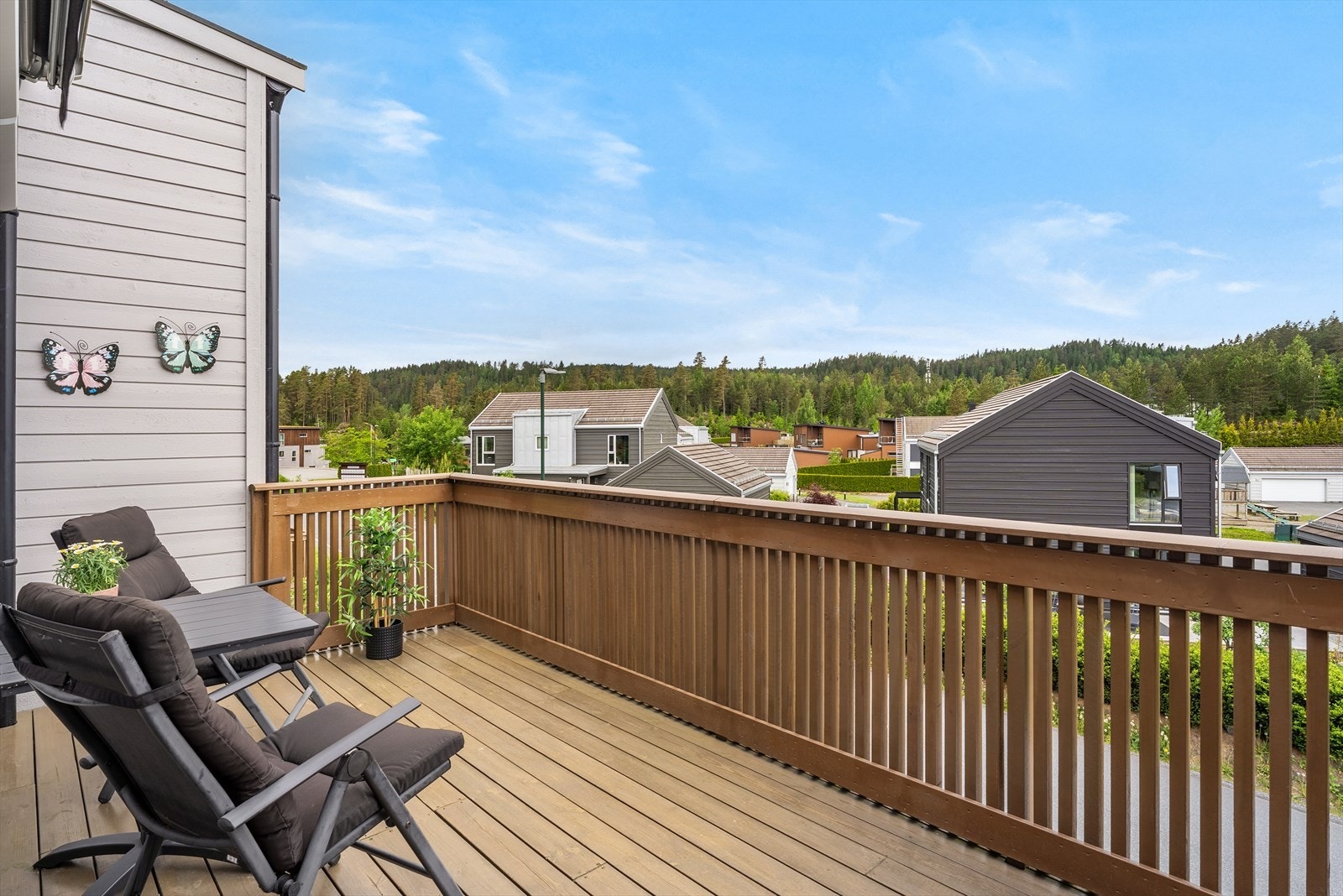 Verandaen har en attraktiv størrelse og byr på god plass til utemøbler, grill og øvrig ønsket møblering - et flott sted å nyte lange sommerkvelder i hyggelige omgivelser. Galleribilde