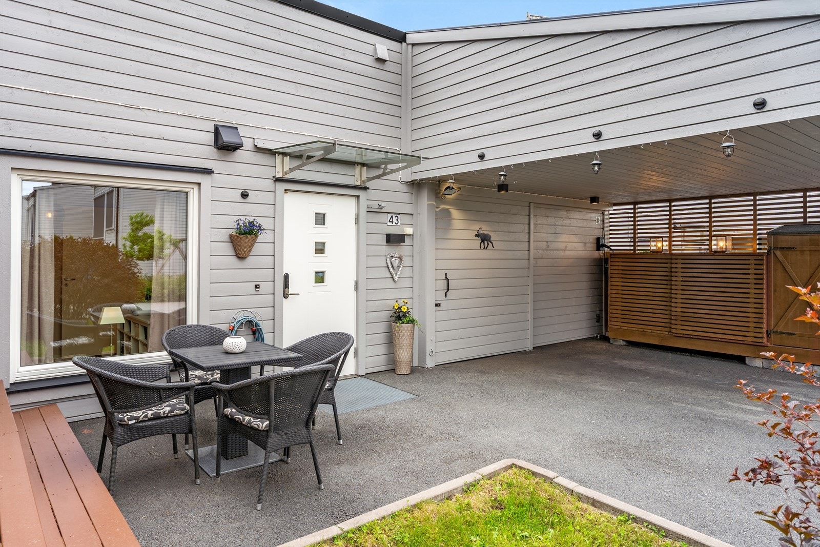 Fra stuen er det utgang til en nordvestvendt veranda med gode solforhold, mens underetasjen har utgang til en flott markterrasse. Galleribilde