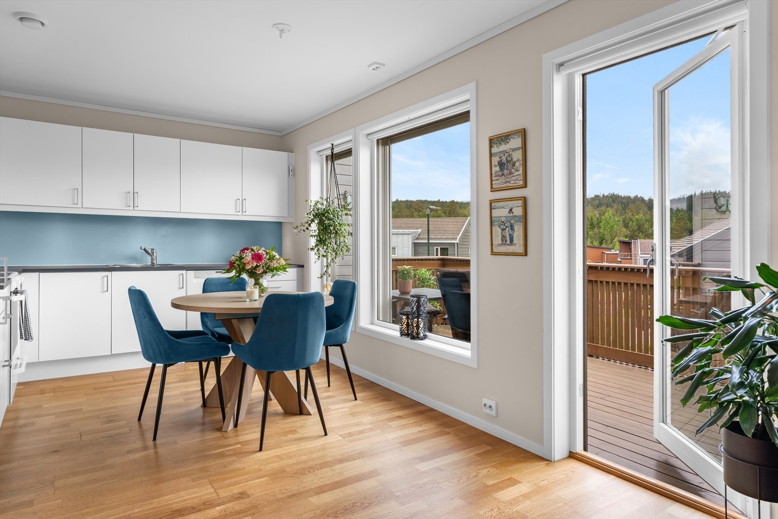 Fra stuen er det utgang til en nordvestvendt veranda på ca. 10,8 m² med gode solforhold. Galleribilde