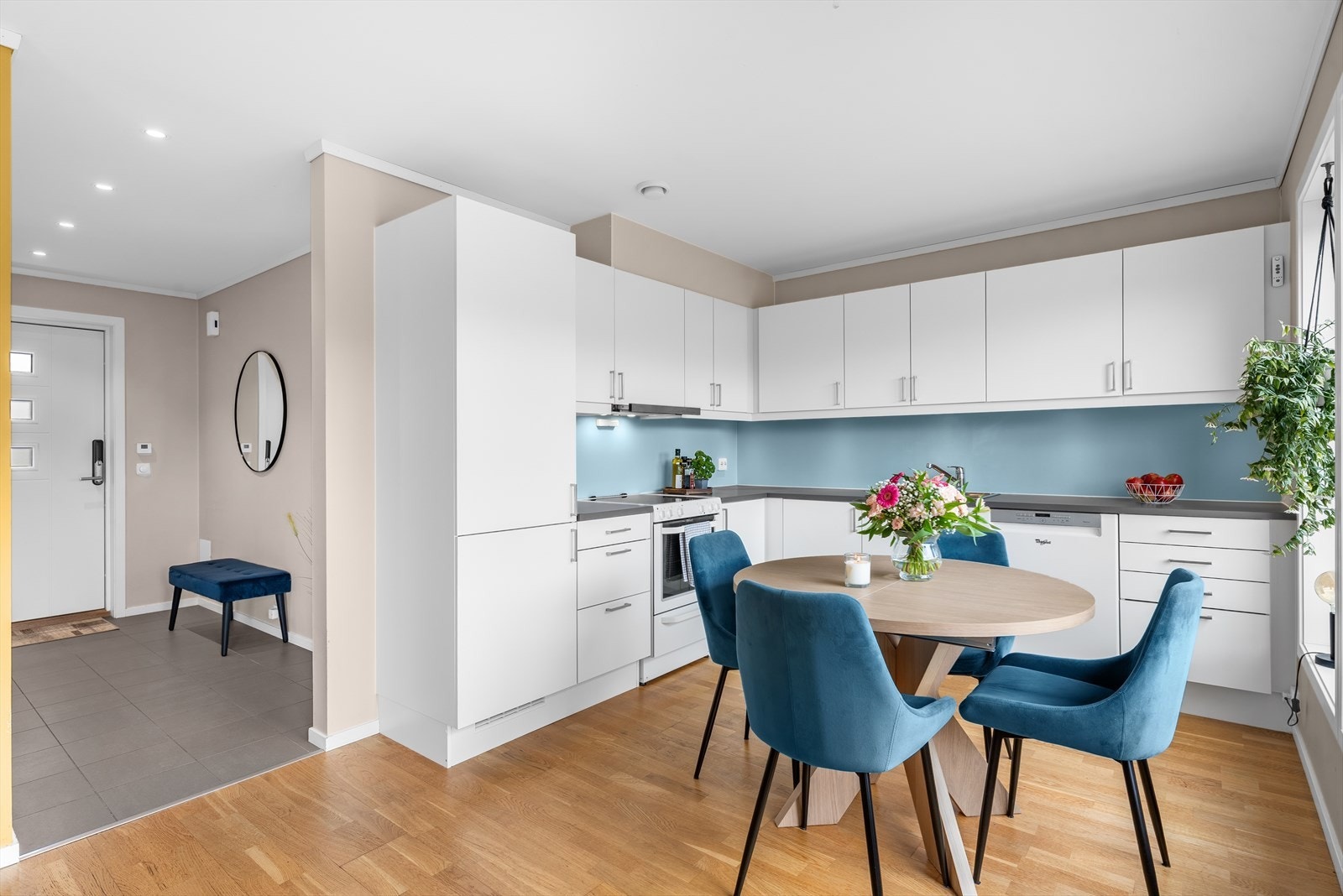Kjøkkeninnredning fra Sigdal fra byggeår med glatte, folierte fronter og benkeplate i laminat med nedfelt kum i rustfritt stål. Kjøkkenet byr på en lys innredning med gode oppbevaringsmuligheter i over- og underskap. Galleribilde