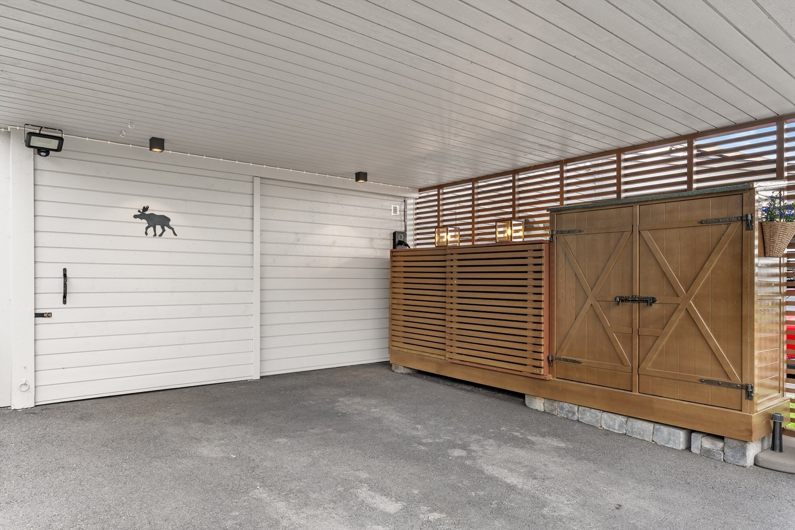 Tilknyttet inngangspartiet finner man carport samt et praktisk verktøylager med gode oppbevaringsmuligheter. Over carporten er det etablert kaldtloft som gir rikelig med ekstra lagringsplass. Galleribilde