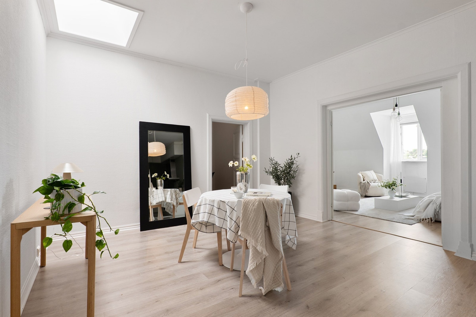 Leiligheten ble i 2008 etablert i loftsetasjen av den tidligere Gjensidigegården, med stor himlingshøyde og sterk egenart.
Fotograf; Kristoffer Kristiansen. Galleribilde