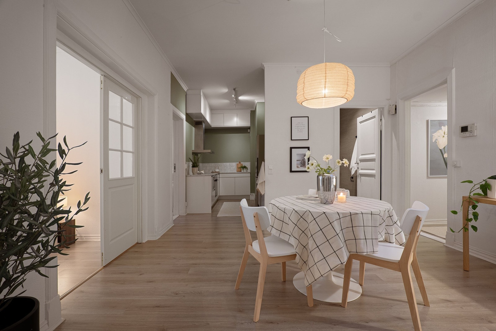Kjøkkenet er i 2026 modernisert med ny innredning fra Epoq. Deler av kjøkkeninnredningen er fra IKEA og 2015. Galleribilde